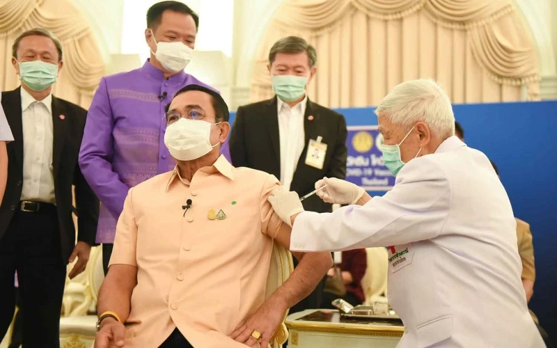 Ông Prayut Chan-o-cha tiêm vaccine ngừa Covid-19 tại Tòa nhà Chính phủ. (Ảnh: Bưu điện Bangkok)