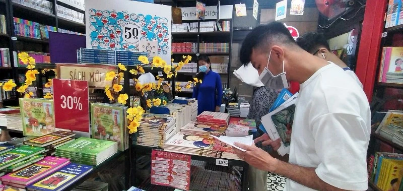 Do ảnh hưởng dịch Covid-19, doanh thu phát hành xuất bản phẩm năm 2020 giảm 24,4%.