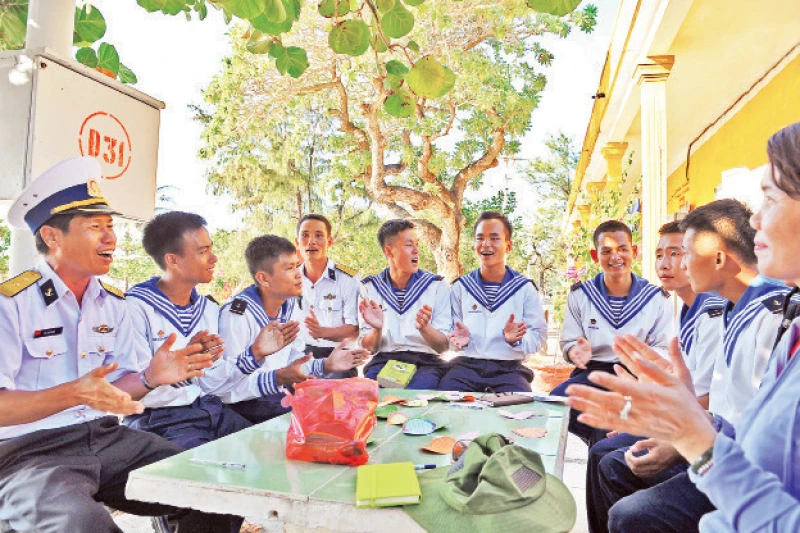 Các hạ sĩ quan, chiến sĩ trẻ tại huyện đảo Trường Sa (Khánh Hòa) trong giờ nghỉ giải lao.