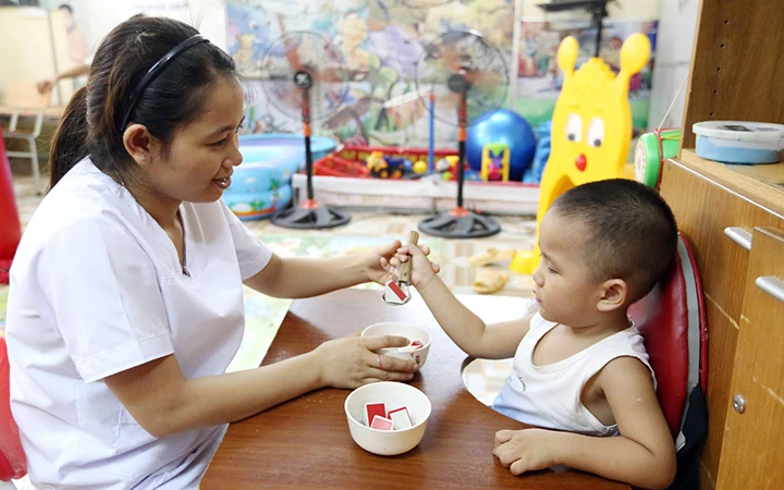 Dạy kỹ năng sống cho trẻ em tại Trung tâm Phục hồi chức năng người khuyết tật Thụy An, Hà Nội (Ảnh minh họa: Fanpage Trung tâm).