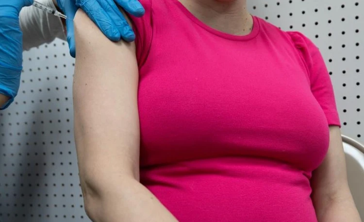 Một phụ nữ mang thai được tiêm vaccine ngừa Covid-19 tại Mỹ. Ảnh: Reuters.
