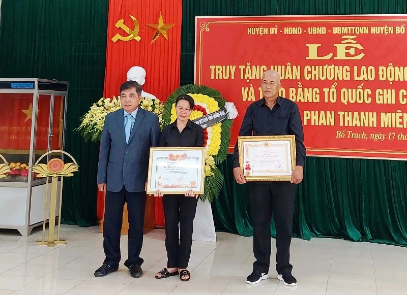 Trao Huân chương Lao động hạng Ba và bằng “Tổ quốc ghi công” cho thân nhân gia đình Liệt sĩ Phan Thanh Miên.