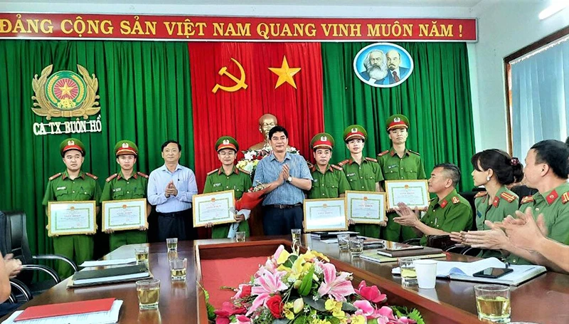 Đồng chí Y Vinh Tơr, Bí thư Thị ủy Buôn Hồ và đồng chí Phạm Phú Lộc, Chủ tịch UBND thị xã Buôn Hồ tặng giấy khen cho các cán bộ, chiến sĩ có thành tích tiêu biểu, xuất sắc trong việc nhanh chóng làm rõ, bắt giữ đối tượng gây ra vụ cướp xe ôm.