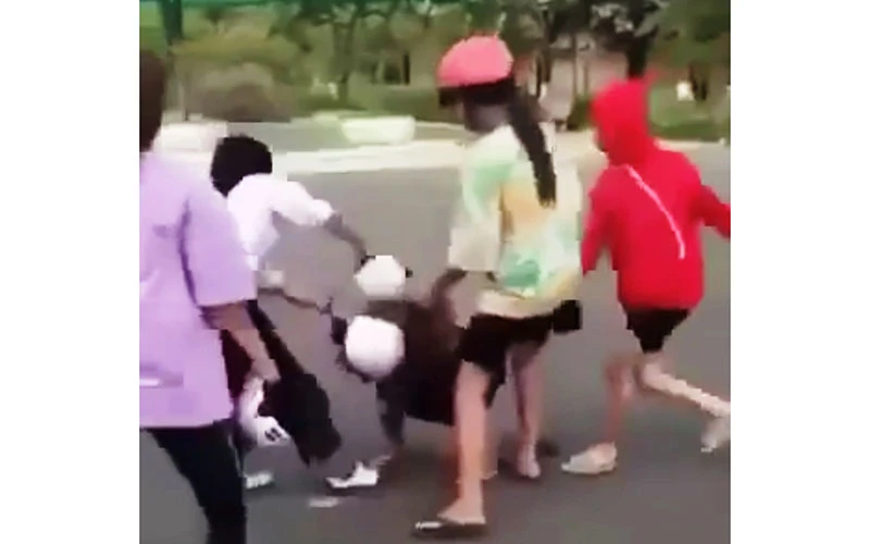 Bốn nữ sinh đánh bạn cùng trường gây bức xúc (ảnh cắt từ clip).