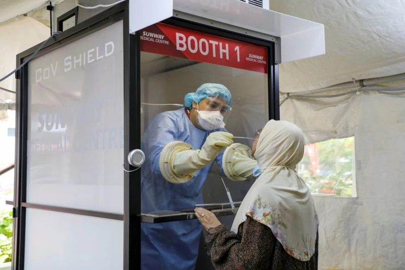 Xét nghiệm virus SARS-CoV-2 tại Trung tâm Y tế Sunway, ở Subang Jaya, Malaysia. Ảnh: Reuters.
