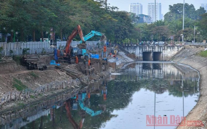 Thi công lắp đặt hệ thống cống thu gom nước xả thải dọc theo sông Tô Lịch. (Ảnh: ĐĂNG ANH)