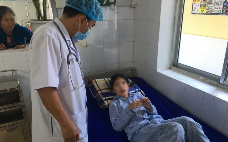 Bác sĩ Bệnh viện đa khoa huyện Bố Trạch kiểm tra sức khỏe của nạn nhân.