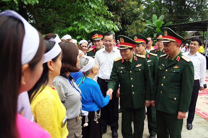 Đại tướng Ngô Xuân Lịch cùng đoàn công tác thăm bà con nhân dân xóm Quyết Tiến, xã Quang Tiến, TP Hòa Bình.