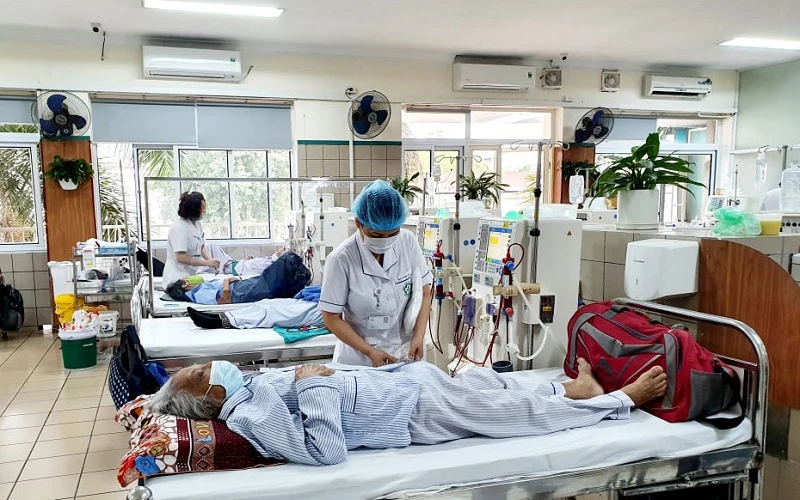 Bệnh nhân chạy thận nhân tạo tại Trung tâm Thận tiết niệu và lọc máu, Bệnh viện Bạch Mai.