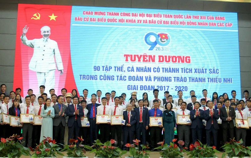 Đồng chí Trương Thị Mai và lãnh đạo tỉnh Lâm Đồng với các điển hình xuất sắc trong hoạt động đoàn và phong trào thanh thiếu nhi.