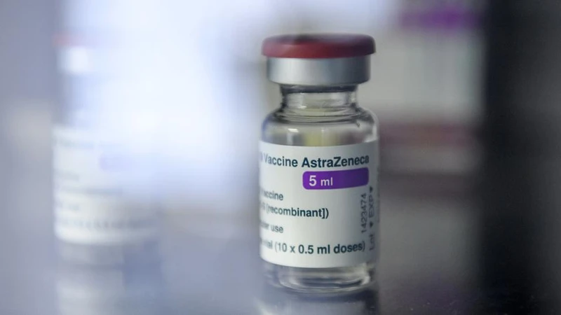 Lọ vaccine ngừa Covid-19 của AstraZeneca được bảo quản trong tủ lạnh. Ảnh: Getty Images.