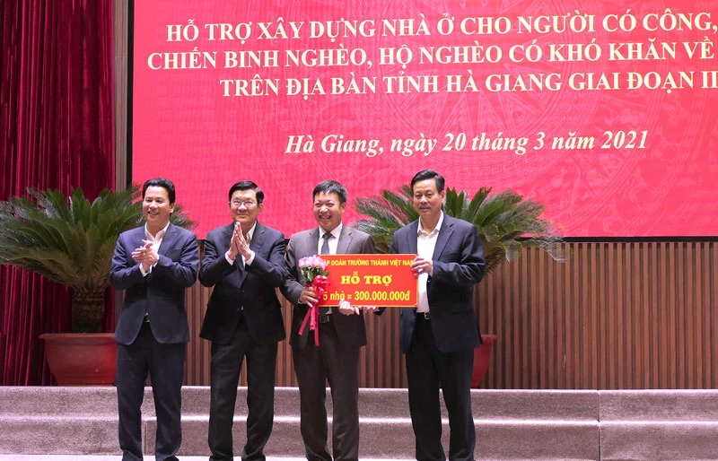 Nguyên Chủ tịch nước Trương Tấn Sang và lãnh đạo tỉnh Hà Giang cùng các tổ chức, cá nhân ủng hộ chương trình xóa nhà tạm.