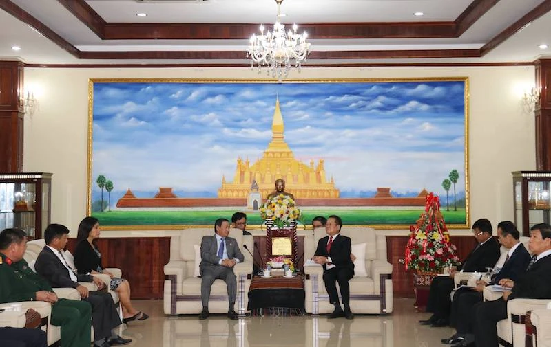 Đại sứ Nguyễn Bá Hùng (trái) nhấn mạnh sự sự lãnh đạo đúng đắn, sáng suốt, có tính chất quyết định của Đảng Cộng sản Việt Nam và Đảng NDCM Lào, chiều 19-3.