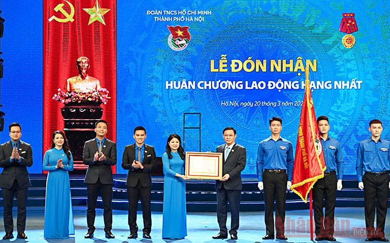 Bí thư Thành ủy Hà Nội Vương Đình Huệ trao Huân chương Lao động hạng Nhất tặng Thành đoàn Hà Nội.