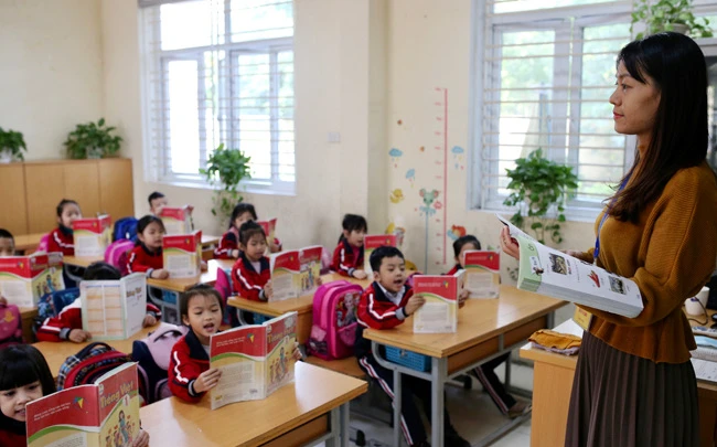 Giáo viên và học sinh Trường tiểu học Hoàng Liệt (quận Hoàng Mai, Hà Nội) trong giờ học. 