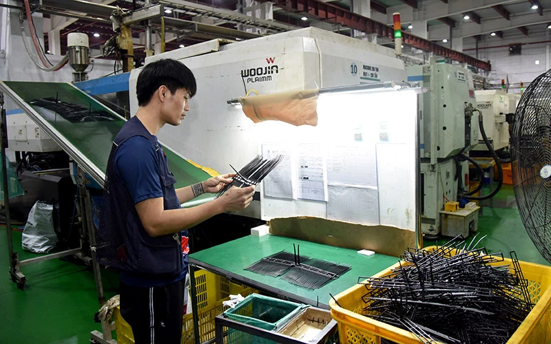 Sản xuất thiết bị đấu nối tại Công ty TNHH điện tử CAIS VINA, khu công nghiệp Nam Cầu Kiền (huyện Thủy Nguyên, Hải Phòng).
