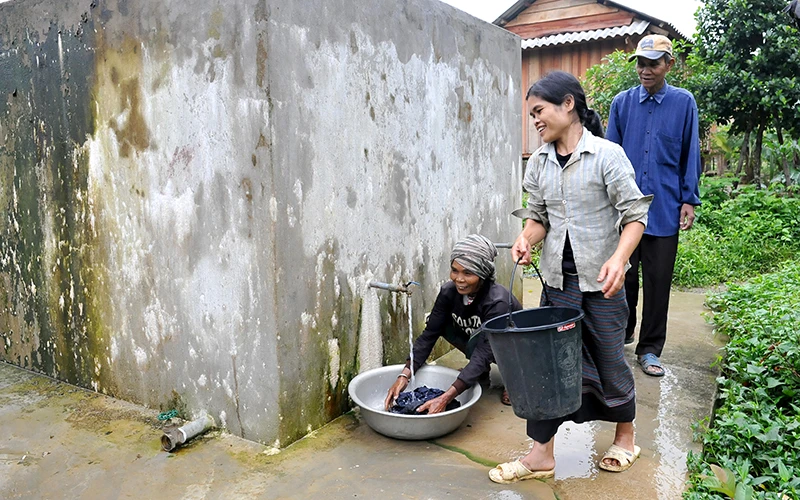Người dân xã Kim Thủy (huyện Lệ Thủy, Quảng Bình) bên bể nước sạch. Ảnh: Nguyễn Ðăng