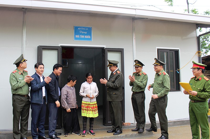 Bộ trưởng Công an cùng các đại biểu trao tặng nhà ở cho hộ đồng bào Mông nghèo ở bản Khằm 1, xã Trung Lý.