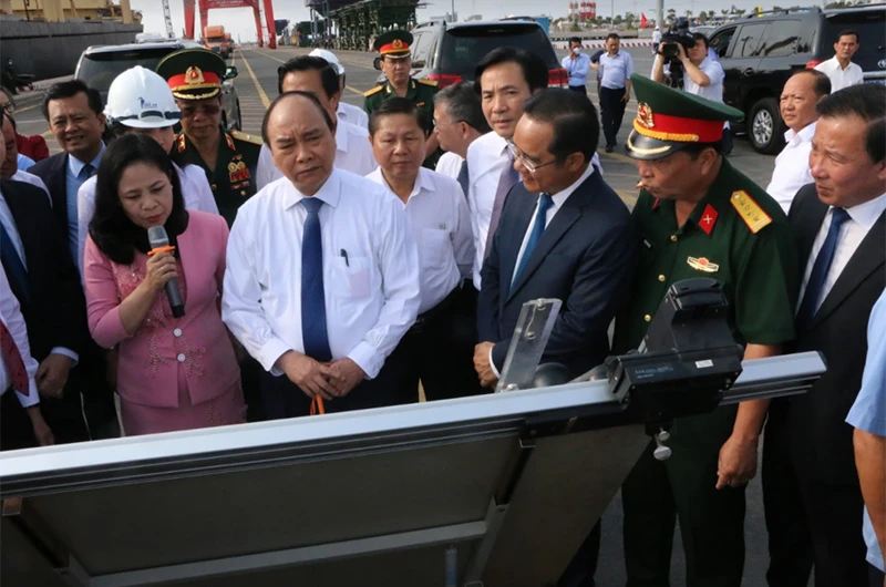 Thủ tướng Chính phủ Nguyễn Xuân Phúc dẫn đầu đoàn công tác Chính phủ đi thăm Cảng quốc tế Long An và khảo sát vị trí xây dựng Nhà máy điện LNG Long An I & II tại Khu dịch vụ công nghiệp Đông Nam Á thuộc Dự án Cảng quốc tế Long An.