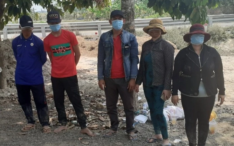 Năm người nhập cảnh trái phép bị lực lượng Đồn Biên phòng Sông Trăng, huyện Tân Hưng, tỉnh Long An bắt vào lúc 1 giờ 15 phút ngày 21-3.
