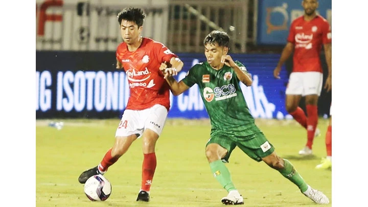 Pha tranh bóng trong trận derby giữa CLB TP Hồ Chí Minh và Sài Gòn FC. Ảnh: VTC