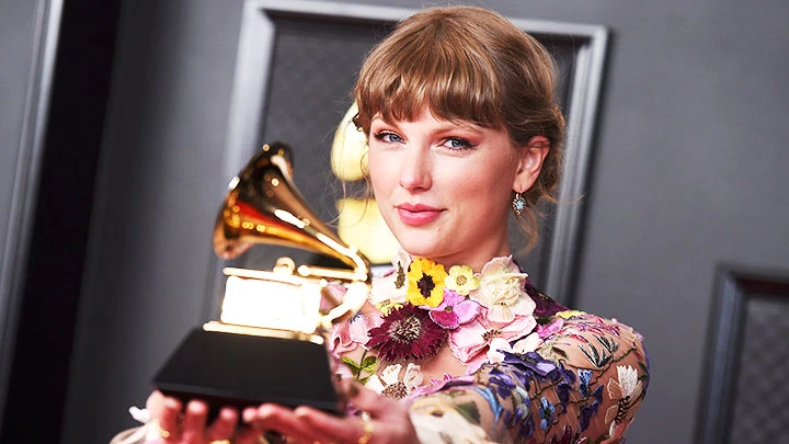 Taylor Swift “khoe” quà hậu Grammy