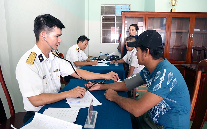Quân y Vùng 5 Hải quân khám bệnh, tư vấn sức khỏe cho ngư dân tỉnh Kiên Giang.