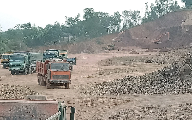 Khai thác đất làm vật liệu san lấp trái phép tại Khu B, Khu công nghiệp Ðiềm Thụy, huyện Phú Bình. 