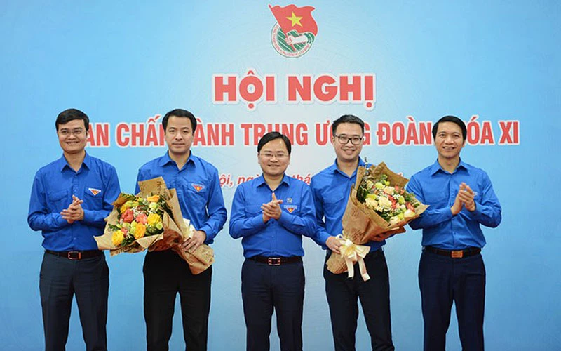 Ban Bí thư T.Ư Đoàn tặng hoa chúc mừng đồng chí Ngô Văn Cương (thứ hai, từ trái sang trong ảnh) và Nguyễn Tường Lâm (thứ hai, từ phải sang trong ảnh) tại Hội nghị.