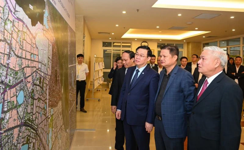 Bí thư Thành ủy Vương Đình Huệ cùng các đại biểu xem bản đồ quy hoạch phân khu đô thị. 