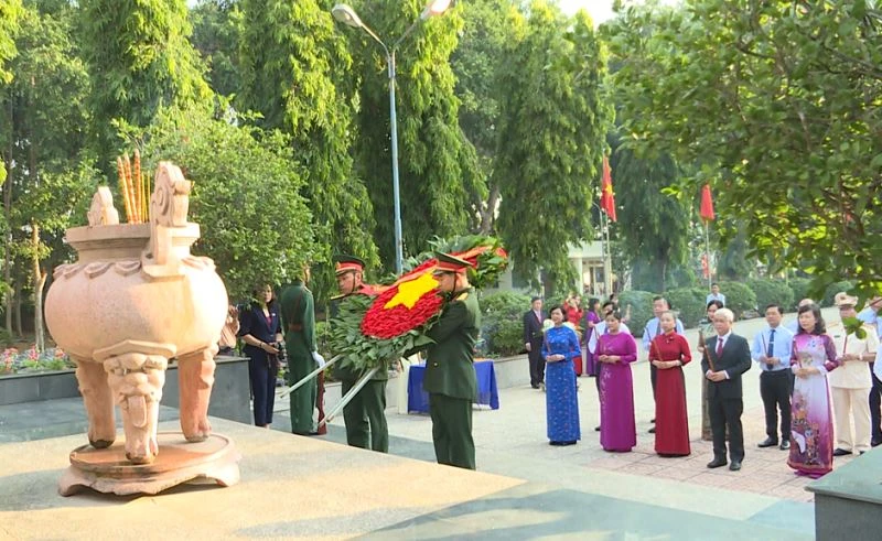 Lãnh đạo tỉnh Bình Phước dâng hoa, thắp hương tưởng nhớ các anh hùng, liệt sĩ nhân kỷ niệm 46 năm Ngày giải phóng Bình Phước.