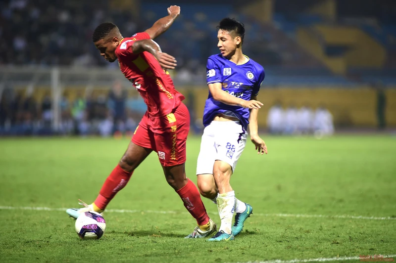 Hà Nội FC chạm trán Lee Nguyễn cùng đồng đội trên sân Thống Nhất ngày mai. (Ảnh: TRẦN HẢI)