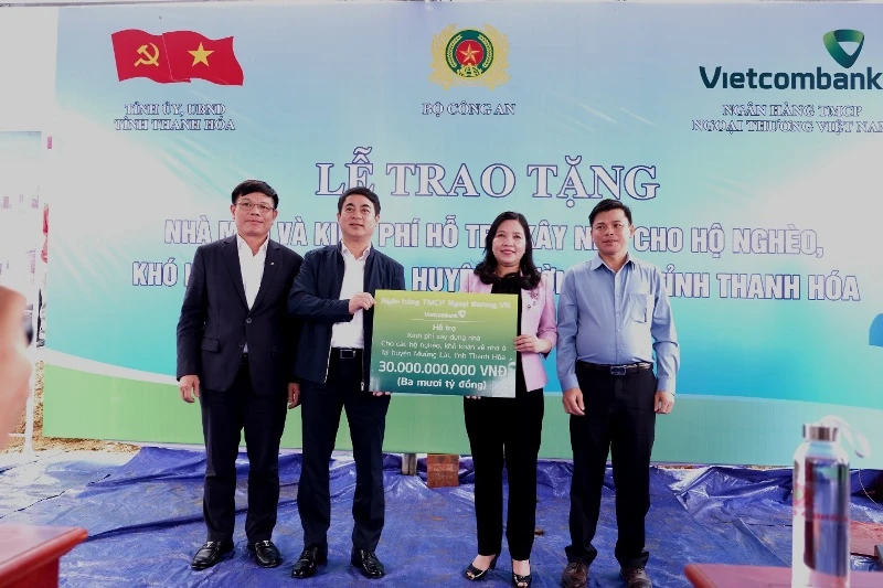 Thay mặt Vietcombank, đồng chí Nghiêm Xuân Thành, Ủy viên T.Ư Đảng, Bí thư Đảng ủy, Chủ tịch HĐQT (thứ 2 từ trái sang) và đồng chí Đào Minh Tuấn, Chủ tịch Công đoàn, Phó Tổng Giám đốc trao 30 tỷ đồng cho đại diện Ủy ban MTTQ tỉnh Thanh Hóa để xây dựng 600 căn nhà cho hộ nghèo khó khăn về nhà ở trên địa bàn huyện Mường Lát. 