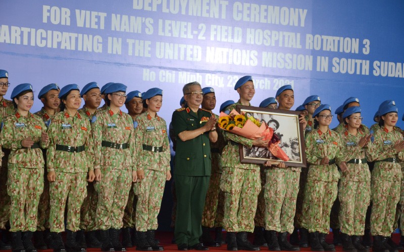 Thượng tướng Nguyễn Chí Vịnh, Thứ trưởng Bộ Quốc phòng tặng quà cho Bệnh viện dã chiến cấp 2 số 3