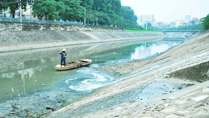 Cống nước thải xả thẳng xuống sông gây ô nhiễm trầm trọng. Ảnh: NG.HẢI