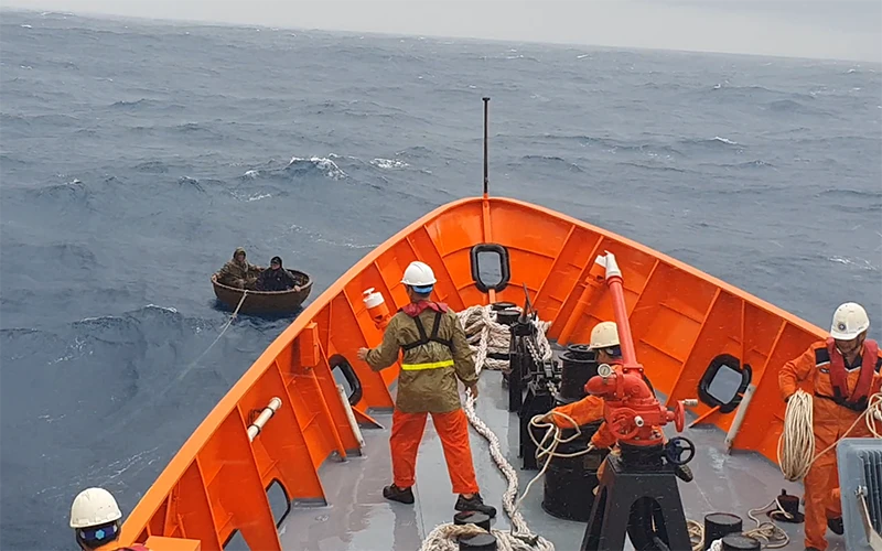 Tàu SAR 412 đã cứu vớt kịp thời hai thuyền viên trôi dạt trên thúng chai.