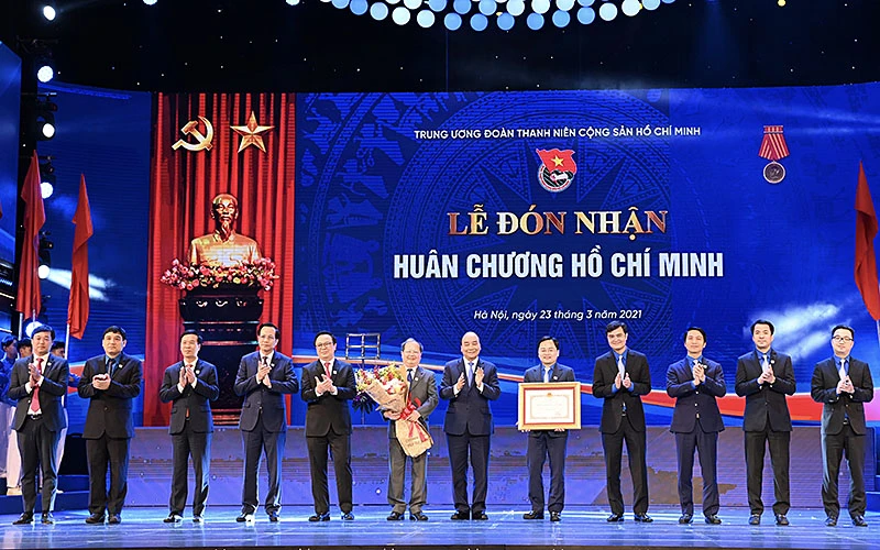 Thủ tướng Nguyễn Xuân Phúc trao Huân chương Hồ Chí Minh tặng Đoàn TNCS Hồ Chí Minh.