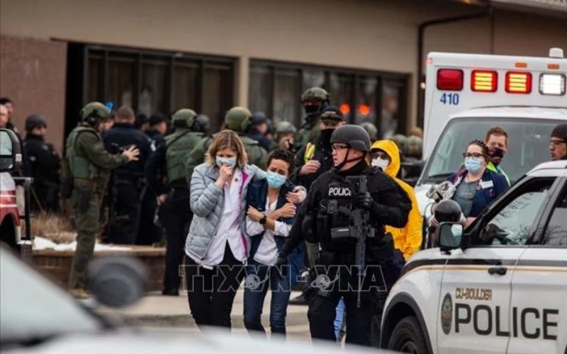 Cảnh sát sơ tán người dân tại hiện trường vụ xả súng ở siêu thị thành phố Boulder, bang Colorado, Mỹ ngày 22-3. (Ảnh: Getty Images/TTXVN)