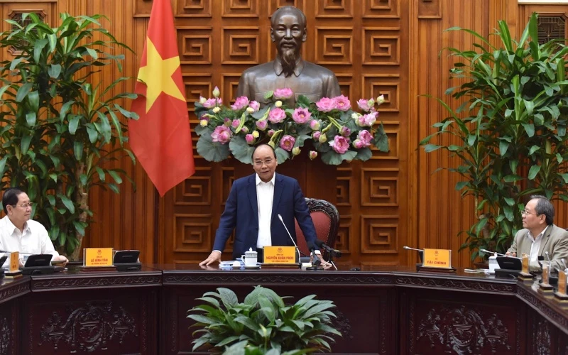 Thủ tướng Nguyễn Xuân Phúc chủ trì cuộc họp với Ban Chỉ đạo biên soạn và xuất bản Lịch sử Chính phủ Việt Nam. ẢNH: TRẦN HẢI