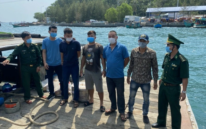 Các đối tượng tổ chức đưa người vượt biên trái phép bị lực lượng Biên phòng cửa khẩu cảng An Thới (Bộ Chỉ huy Bộ đội Biên phòng tỉnh Kiên Giang) bắt giữ.