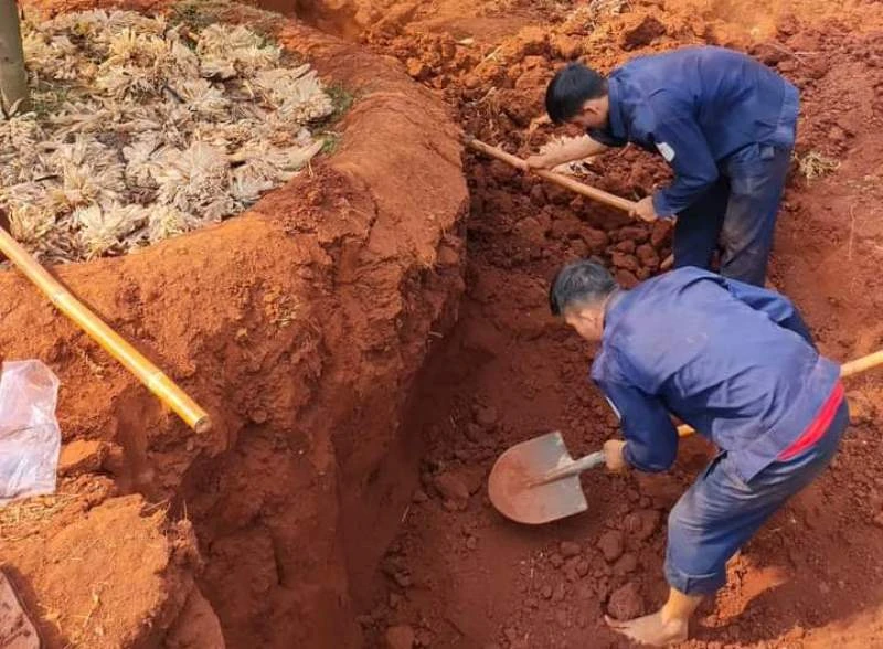 Lực lượng chuyên trách mở rộng khu vực tìm kiếm các phần mộ liệt sĩ ở khu vực ấp Măng Cải, xã Lộc Thiện, huyện Lộc Ninh.