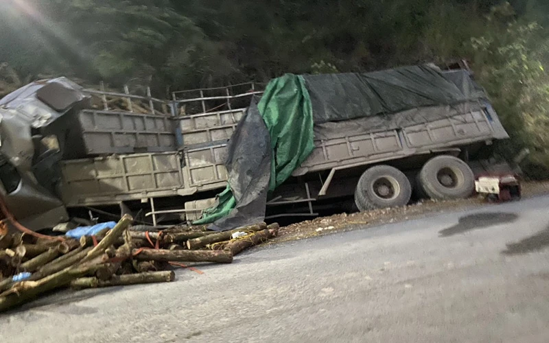 Chiếc xe ô tô chở gỗ bị tai nạn ở xã Trí Nang, huyện Lang Chánh 