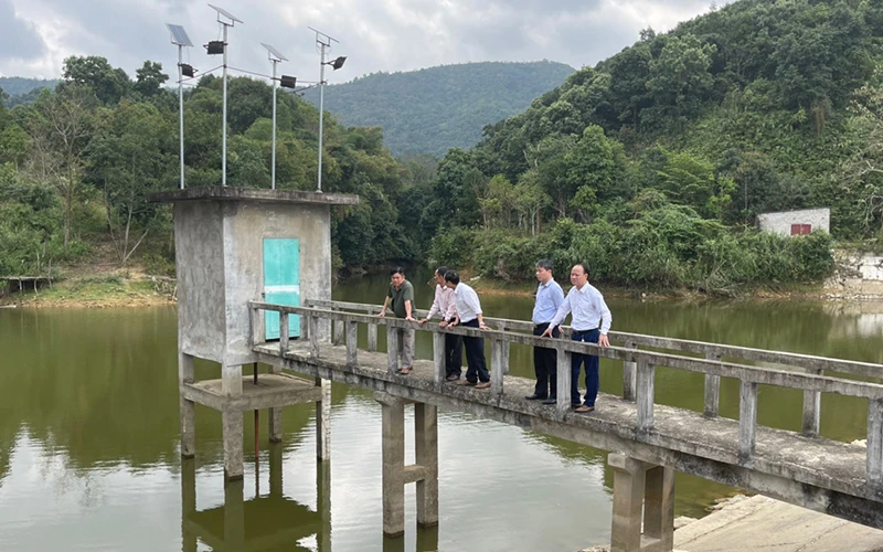 Kiểm tra công tác tích nước trước mùa mưa bão ở hồ Nà Thèm, phường Dân Chủ, TP Hòa Bình (Hòa Bình).