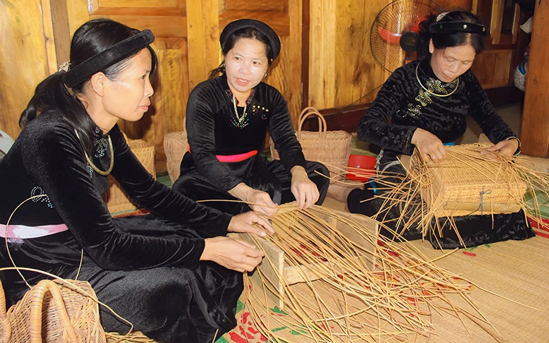 Phụ nữ dân tộc Tày xã Năng Khả, huyện Na Hang làm sản phẩm đan lát truyền thống.