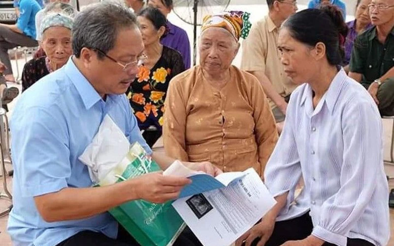 Bác sĩ Nguyễn Vũ Phương trong một chuyến đi khám, chữa bệnh miễn phí cho người nghèo.