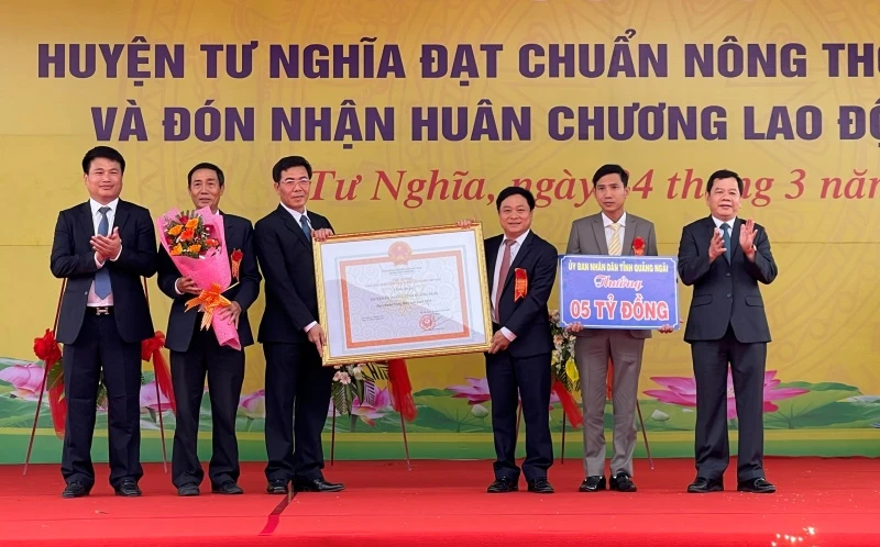 Trao quyết định của Thủ tướng Chính phủ công nhận huyện Tư Nghĩa đạt chuẩn NTM năm 2019.