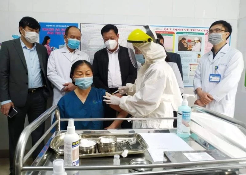 Bác sĩ Bệnh viện Sản-Nhi Quảng Ninh được tiêm vaccine chống Covid-19.