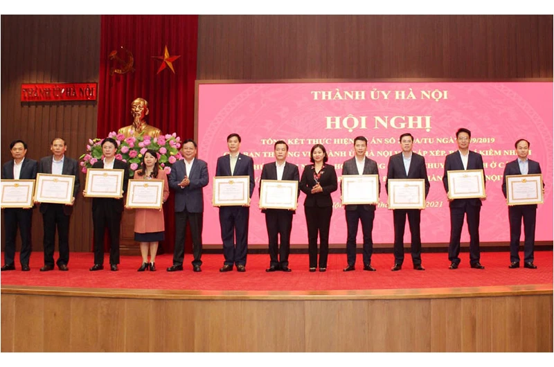Lãnh đạo Thành ủy Hà Nội tặng bằng khen cho các đơn vị thực hiện xuất sắc Đề án 21.