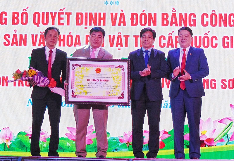 Lãnh đạo tỉnh Quảng Nam trao Bằng công nhận Di sản văn hóa phi vật thể cấp quốc gia Lễ hội Bà Thu Bồn cho huyện Nông Sơn.