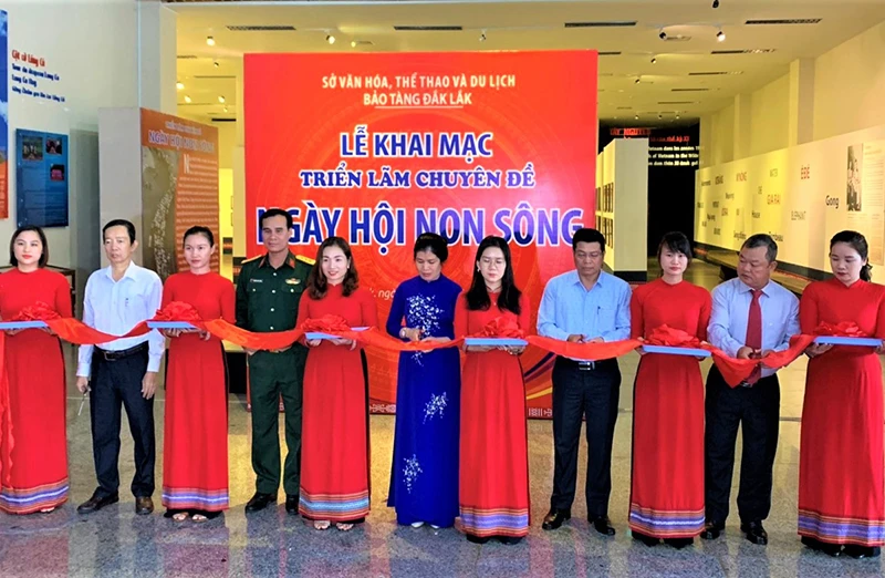 Lãnh đạo Sở Văn hóa - Thể thao và Du lịch tỉnh Đắk Lắk, Bảo tàng tỉnh và đại diện các ngành liên quan cắt bắt khai mạc triển lãm.